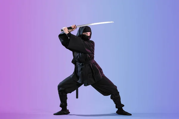 Weibliche Ninja Mit Schwert Auf Farbigem Hintergrund — Stockfoto
