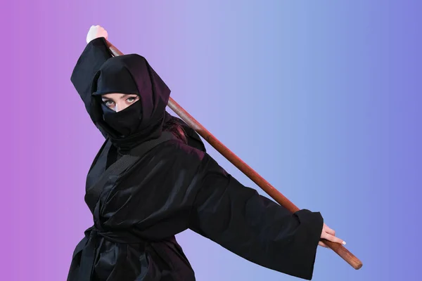 Ninja Femminile Con Bastone Sfondo Colore — Foto Stock