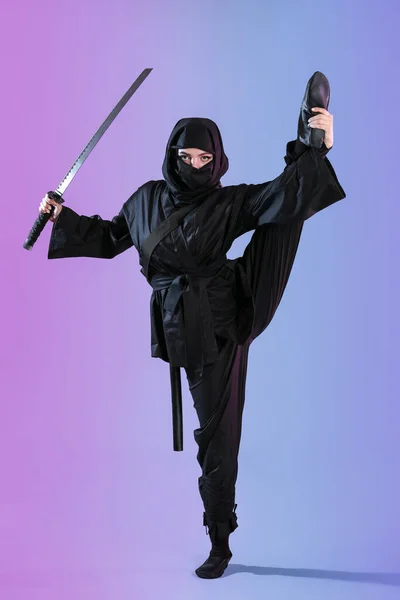 Kobieta Ninja Mieczem Tle Koloru — Zdjęcie stockowe