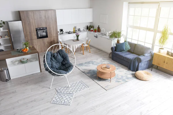 Interior Cocina Moderna Planta Abierta Con Sofá Elegante Sillón Mesa — Foto de Stock