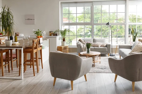コーヒーテーブル アームチェア ソファ付きの軽いオープンプランのキッチンのインテリア — ストック写真