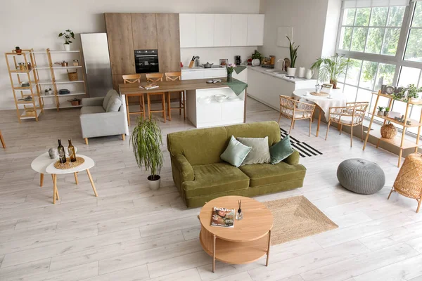 Interior Dari Rencana Dapur Terbuka Cahaya Dengan Sofa Hijau Dan — Stok Foto