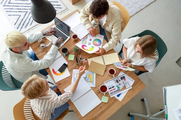 Ofisteki Masada Renk Paletleri Ile Çalışan Grafik Tasarımcı Takımı — Stok fotoğraf