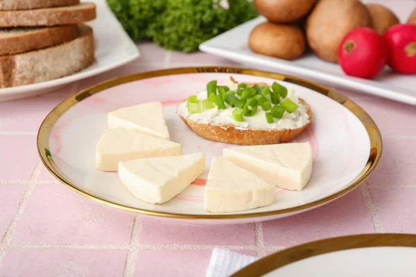 Bord Met Driehoeken Van Smakelijke Verwerkte Kaas Brood Stukken Groenten — Stockfoto