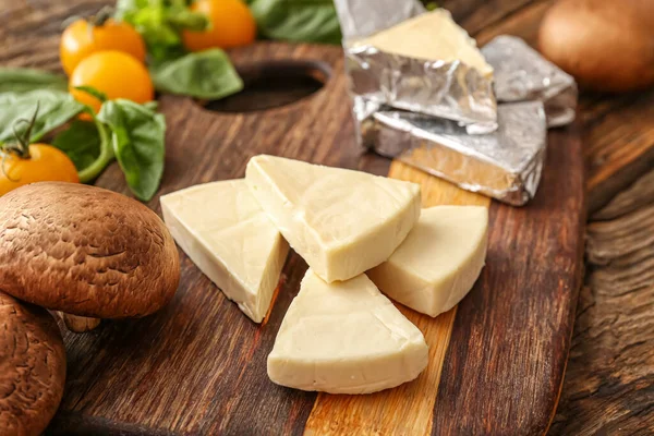 Deska Trojúhelníky Chutného Taveného Sýra Zeleniny Stole Detailní Záběr — Stock fotografie