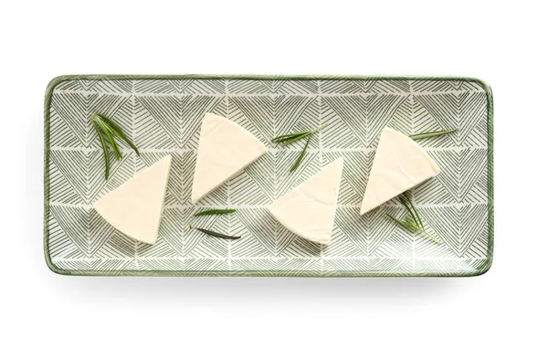 Placa Con Triángulos Sabroso Queso Procesado Sobre Fondo Blanco — Foto de Stock