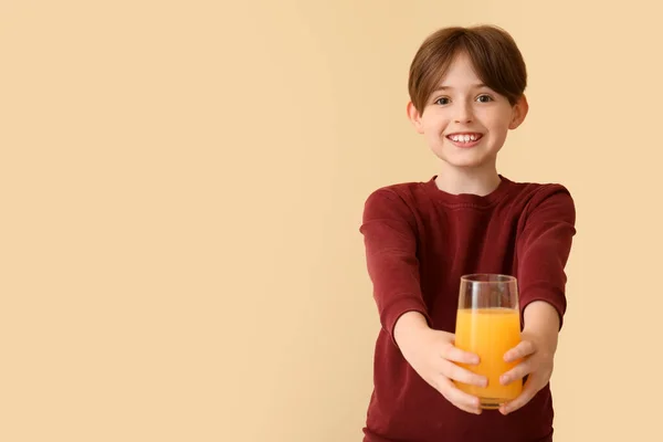 Mały Chłopiec Szklanką Soku Pomarańczowego Beżowym Tle — Zdjęcie stockowe