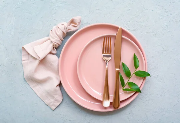 Gyönyörű Asztalterítő Tiszta Tányérral Evőeszközökkel Növényi Ágakkal Szürke Asztalon — Stock Fotó