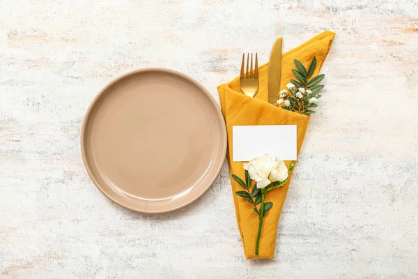 漂亮的餐桌布置 桌上有干净的盘子 空白的请柬 白桌上有桉树和吉普赛花 — 图库照片