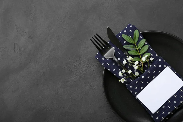 黒テーブルの上に空白の招待カードとジプシーの花と美しいテーブルの設定 — ストック写真