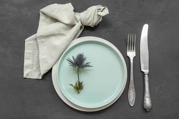 Schöne Tischdekoration Mit Eryngiumblume Besteck Und Serviette Auf Schwarzem Tisch — Stockfoto