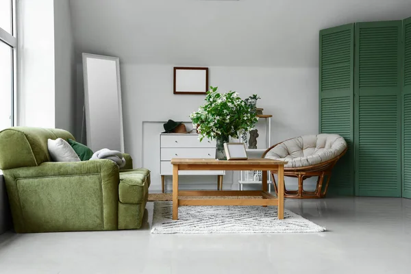 Interiér Světlého Obývacího Pokoje Zelenou Pohovkou Kvetoucími Jasmínovými Květy Konferenčním — Stock fotografie