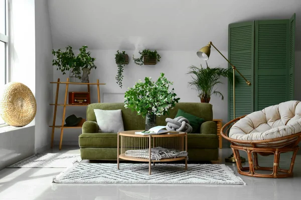 Innenraum Eines Hellen Wohnzimmers Mit Grünem Sofa Und Blühenden Jasminblüten — Stockfoto