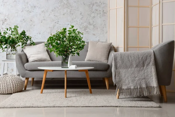Interieur Des Wohnzimmers Mit Gemütlichem Grauen Sofa Und Blühenden Jasminblüten — Stockfoto