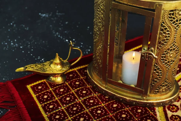 촛불을 알라딘 램프를 어두운 배경에서 매트를 클로즈업을 환상이었습니다 이슬람의 기념행사 — 스톡 사진