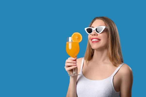 Jonge Vrouw Zonnebril Met Cocktail Blauwe Achtergrond — Stockfoto