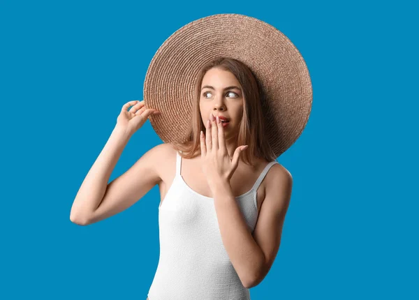 Überraschte Junge Frau Badeanzug Und Hut Auf Blauem Hintergrund — Stockfoto