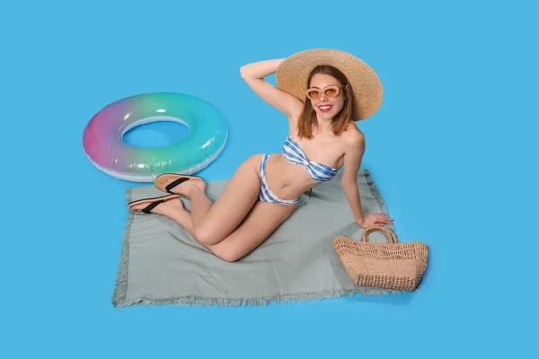 Młoda Kobieta Stroju Kąpielowym Siedzi Niebieskim Tle — Zdjęcie stockowe