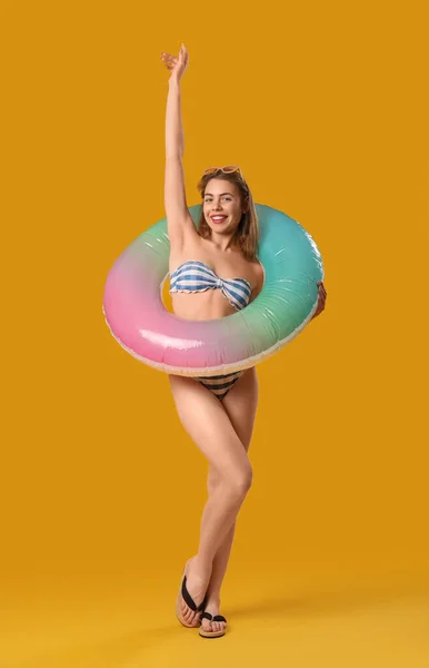 Junge Frau Badeanzug Mit Aufblasbarem Ring Auf Gelbem Hintergrund — Stockfoto