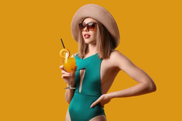 Junge Frau Badeanzug Mit Cocktail Auf Gelbem Hintergrund — Stockfoto