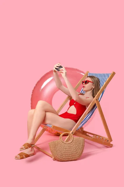 Νεαρή Γυναίκα Αξεσουάρ Παραλίας Που Παίρνει Selfie Ξαπλώστρα Ροζ Φόντο — Φωτογραφία Αρχείου