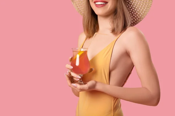 Jonge Vrouw Badpak Met Cocktail Roze Achtergrond Close — Stockfoto