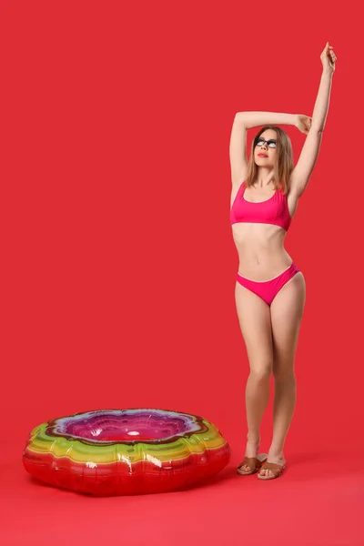 Junge Frau Badeanzug Auf Rotem Hintergrund — Stockfoto