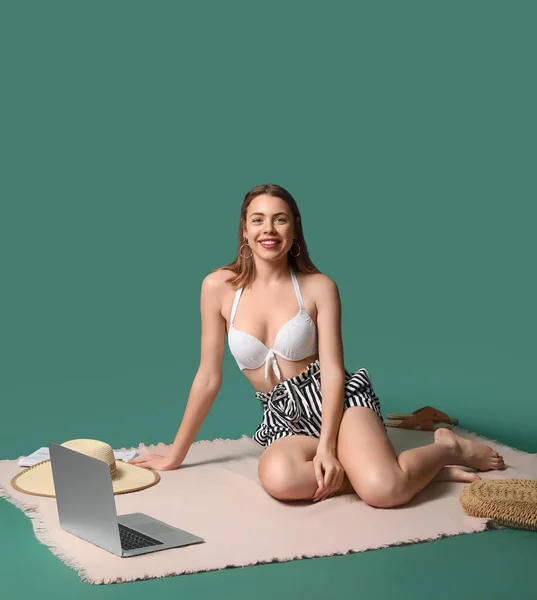 Junge Frau Mit Strand Accessoires Und Laptop Auf Grünem Hintergrund — Stockfoto