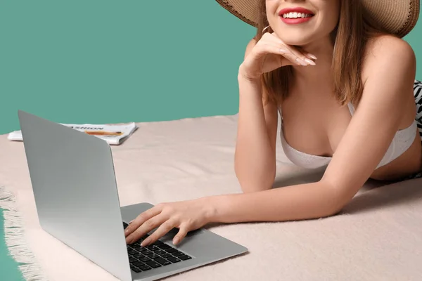 Young Woman Beach Accessories Using Laptop Green Background Closeup — Stock Photo, Image