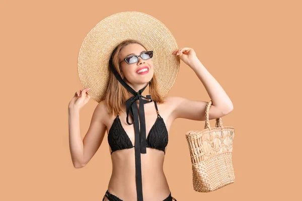 Young Woman Swimsuit Beach Bag Beige Background — Stock Photo, Image