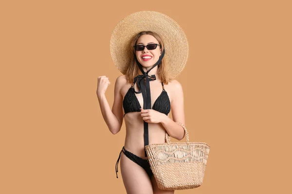 Glückliche Junge Frau Badeanzug Mit Strandtasche Auf Beigem Hintergrund — Stockfoto