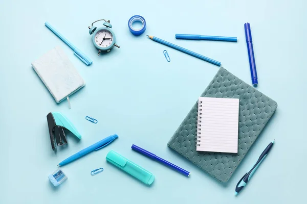 Notebooks Com Despertador Quadro Feito Diferentes Artigos Papelaria Fundo Azul — Fotografia de Stock