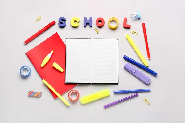 Notebooks Com Diferentes Artigos Papelaria Palavra School Sobre Fundo Branco — Fotografia de Stock
