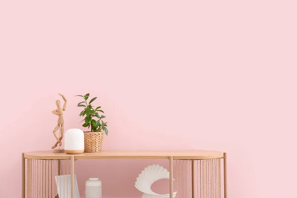 Σύγχρονη Ραφιέρα Houseplant Και Διακόσμηση Κοντά Ροζ Τοίχο Στο Δωμάτιο — Φωτογραφία Αρχείου