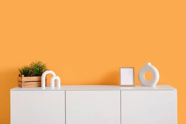 Portakal Rengi Duvarın Yanında Dekoru Olan Modern Çekmeceler — Stok fotoğraf
