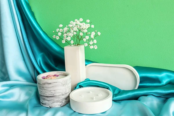 Zigeunerblumen Decke Und Kerzen Auf Dem Tisch Neben Der Grünen — Stockfoto