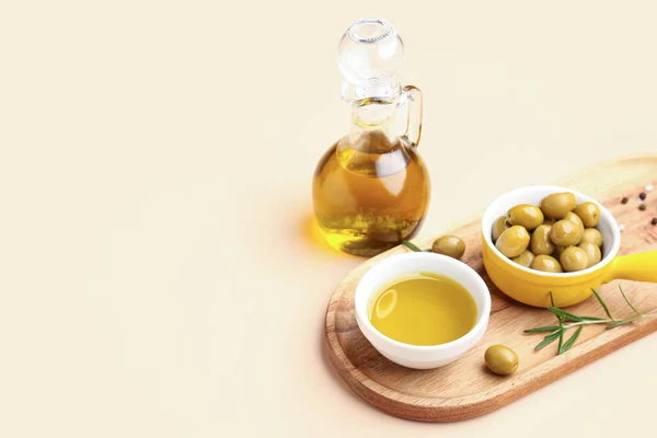 Olive Mature Ciotole Brocca Olio Fondo Beige — Foto Stock
