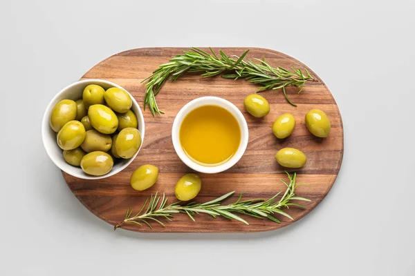 Schalen Mit Reifen Oliven Und Auf Grauem Hintergrund — Stockfoto