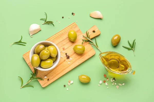 Schüssel Mit Reifen Oliven Und Soße Boot Auf Grünem Hintergrund — Stockfoto