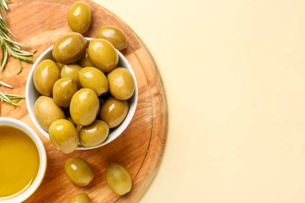 Schalen Mit Reifen Oliven Und Auf Gelbem Hintergrund — Stockfoto