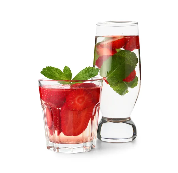 Glas Water Met Aardbeien Munt Witte Achtergrond — Stockfoto