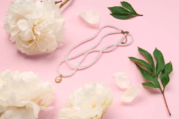 Composição Com Belo Colar Feminino Flores Peônia Branca Fundo Rosa — Fotografia de Stock