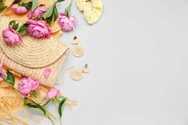 Sammansättning Med Eleganta Kvinnliga Tillbehör Och Vackra Pion Blommor Ljus — Stockfoto