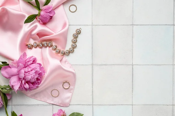 Sammansättning Med Eleganta Kvinnliga Tillbehör Och Vackra Pion Blommor Ljus — Stockfoto