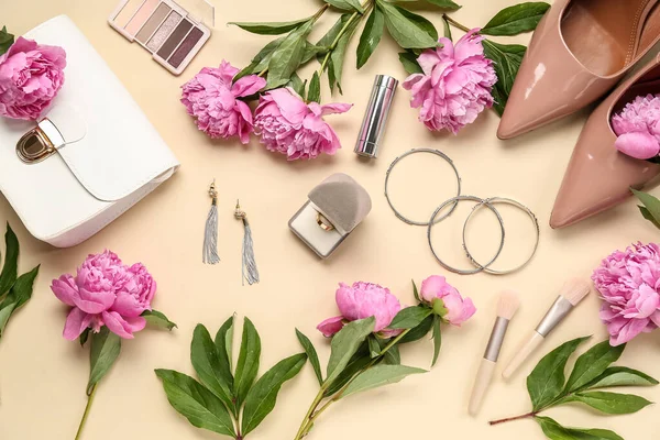 Sammansättning Med Vacker Förlovningsring Eleganta Tillbehör Kosmetika Och Pion Blommor — Stockfoto
