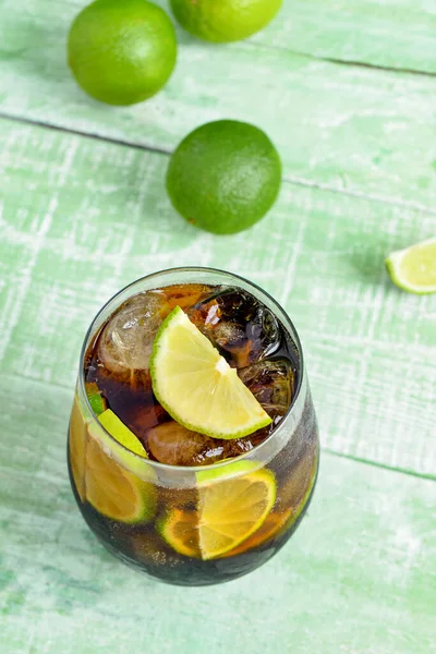 Glas Koude Cuba Libre Cocktail Limoenen Groene Houten Tafel — Stockfoto