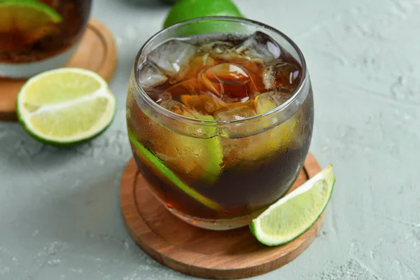 Glas Kallt Kuba Libre Cocktail Grå Bakgrund — Stockfoto