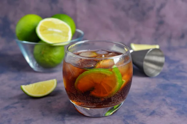Glas Kall Kuba Libre Cocktail Och Skål Med Lila Lila — Stockfoto