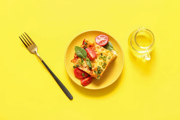 Plate Pasta Tomato Sauce Cheese Yellow Background — Stock Photo, Image