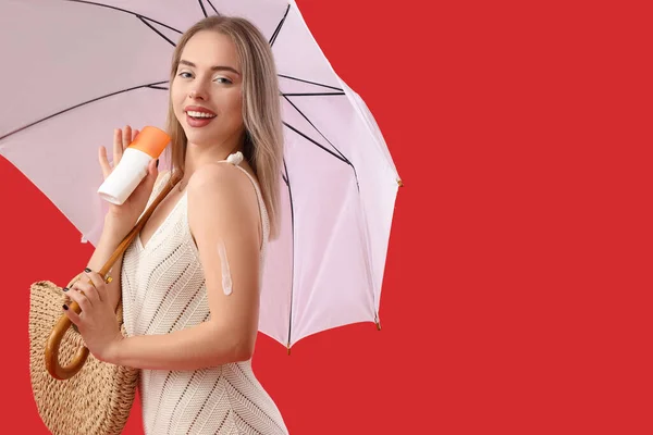 Jeune Femme Avec Crème Solaire Parapluie Sac Sur Fond Rouge — Photo